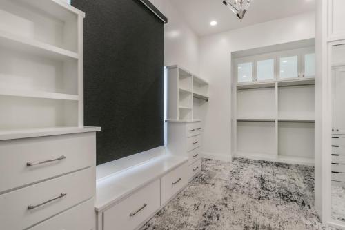 029_Master Closet 3
